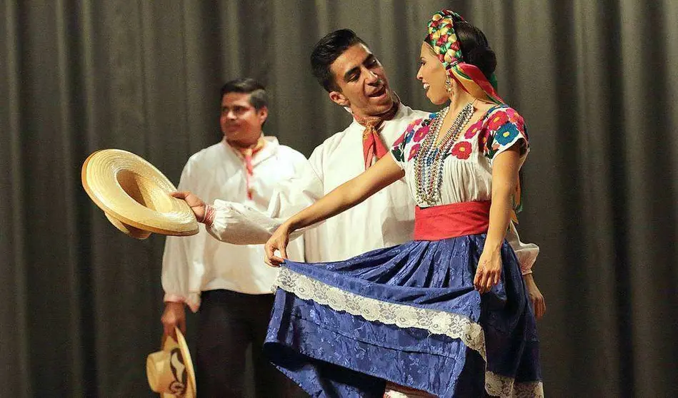 El ballet durante la presentación de los bailes del guapango en la Universidad Americana de Dubai. (Richard Ramos / EL CORREO)