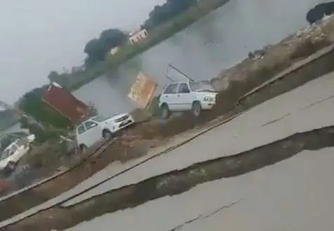 Una grieta en una carretera afectada por el terremoto.