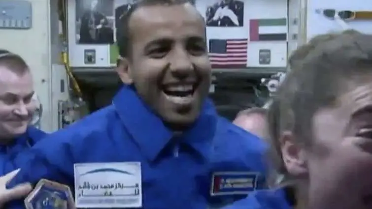 Una imagen de la NASA del astronauta emiratí entrando en la Estación Espacial.