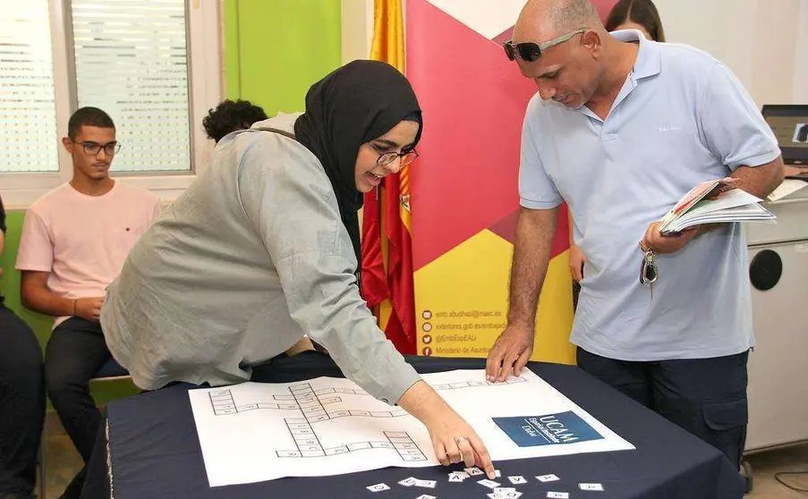 Dos participantes completan una de las palabras del crucigrama en español. (ELCORREO)