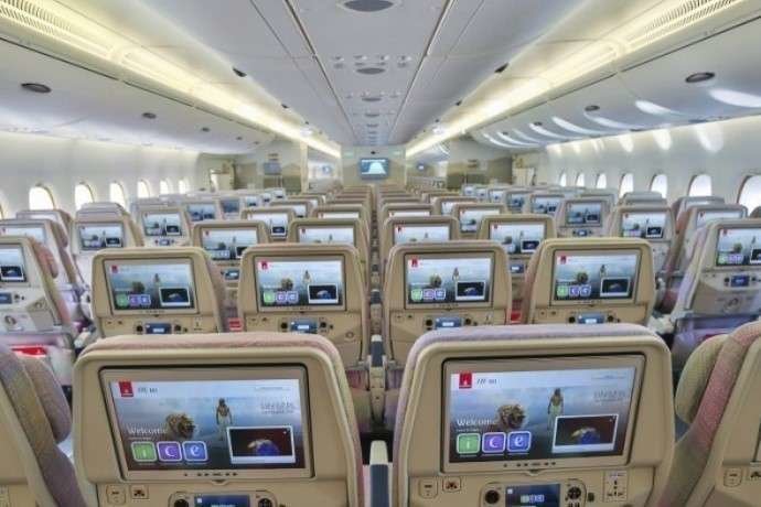 Cabina de clase económica en un avión de Emirates.