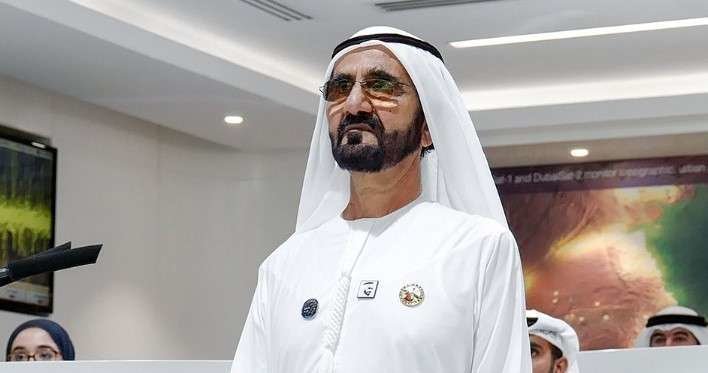 En la imagen de Dubai Media Office, el gobernante de Dubai durante la videoconferencia con el astronauta emiratí.
