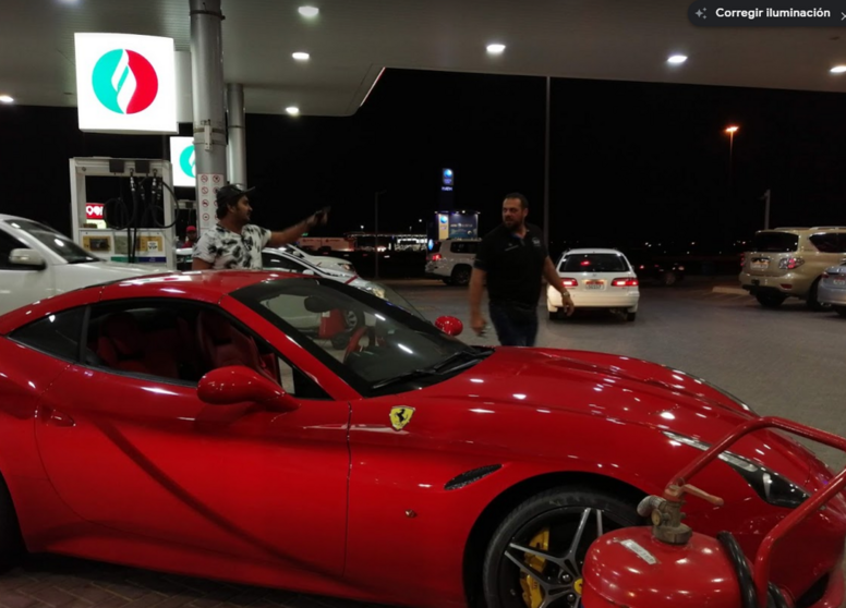 Una gasolinera de noche en Dubai. (EL CORREO)