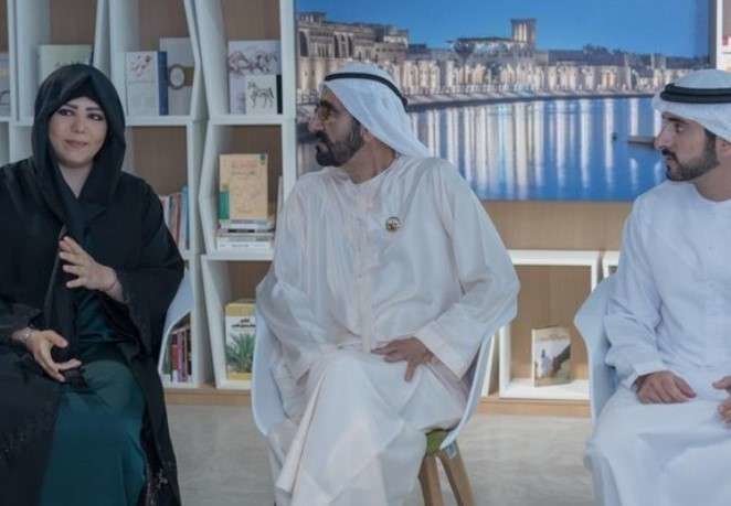 El gobernante de Dubai entre la jequesa Latifa y el jeque Hamdan. (WAM)