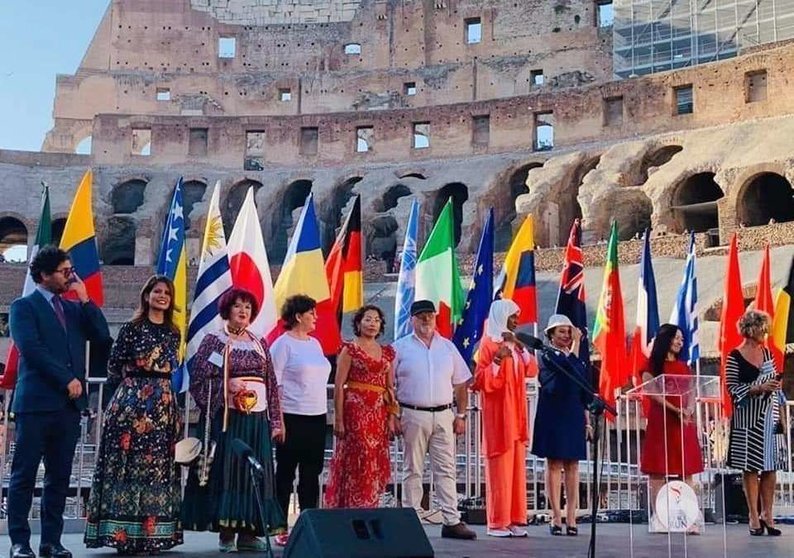 Integrantes de la delegación de Emiratos Árabes, durante el acto celebrado en el Coliseo de Roma. (Cedida)