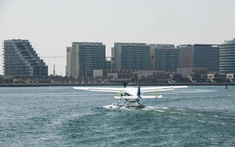 Un hidroavión en las aguas de Yas Bay.