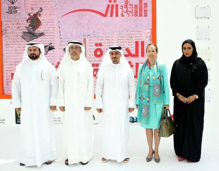 Francisca Méndez junto a representantes de la Feria Internacional del Libro de Sharjah. (Cedida)