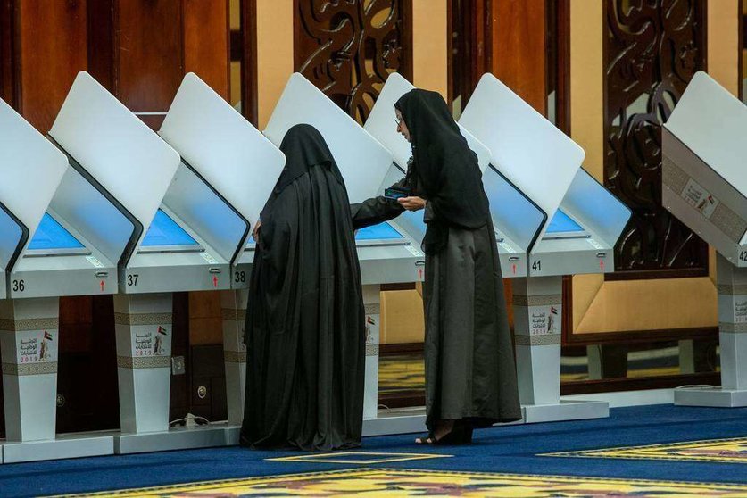 Unas emiratíes emiten su voto al Consejo Federal Nacional. (WAM)