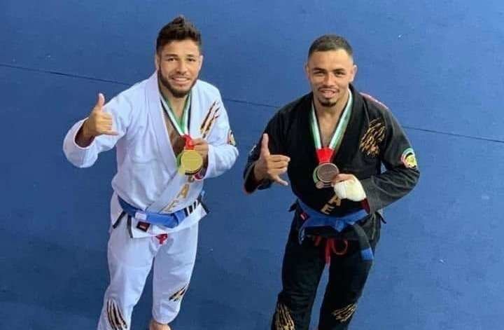 A la izquierda de la imagen,  Willy Fernández, medalla de oro junto a Ricardo Cuadrado, medalla de bronce. (Cedida)