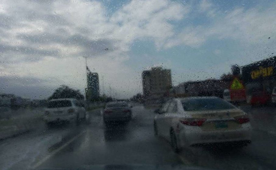 Lluvia en una carretera de Emiratos Árabes. (EL CORREO)