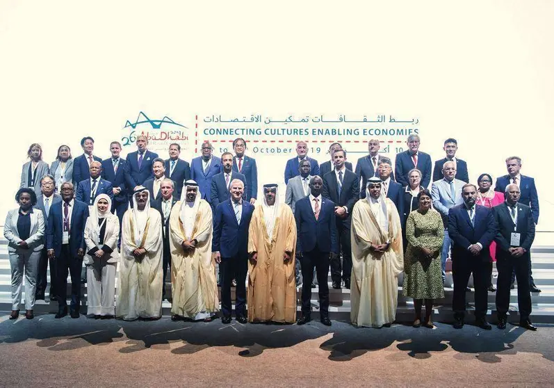 El ministro de Fomento de España, José Luis Ábalos -segundo por la derecha en la primera fila-, durante la foto de familia en la sesión inaugural del Congreso Mundial de Carreteras en Abu Dhabi. (WAM)