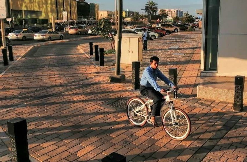 Un ciclista en una calle de Abu Dhabi. (EL CORREO)