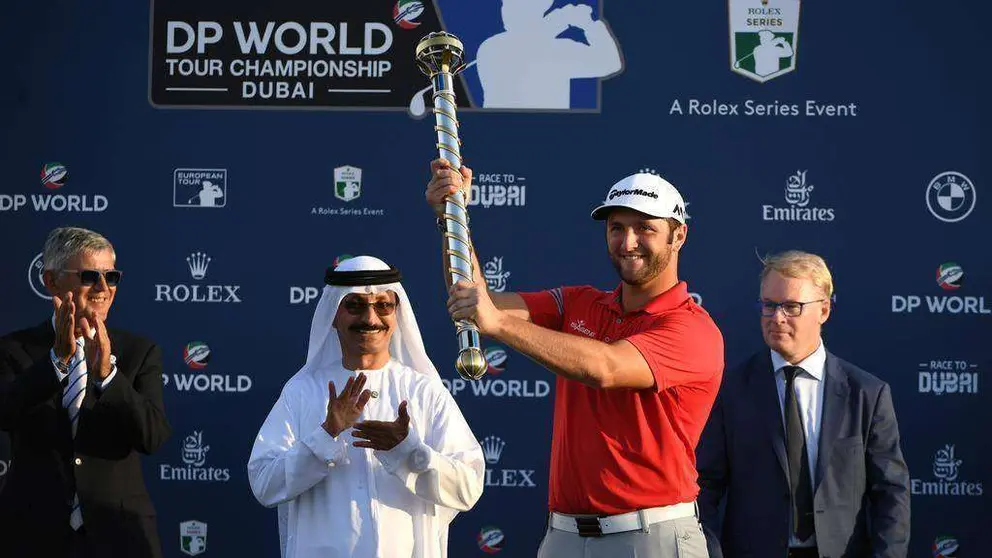 El vasco Jon Rahm con el trofeo en el Jumeirah Golf Estates.