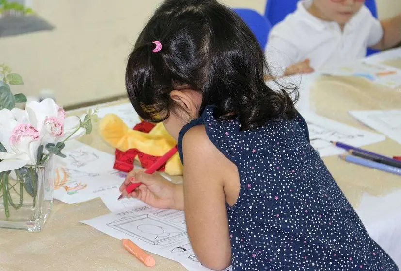 Una niña dibuja durante la jornada de puertas abiertas celebrada por 'El Cole'. (Anna Perdomo / EL CORREO)