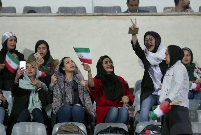 HRW insta a Irán a liberar a las mujeres detenidas por vestir de hombre para  ver un pa...