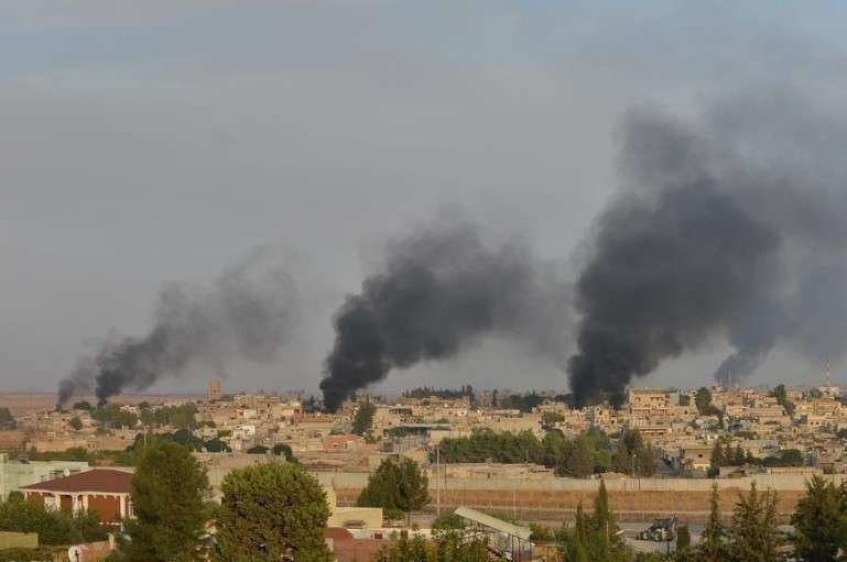 El humo se eleva desde la ciudad fronteriza siria de Ras al-Ain. (Reuters)