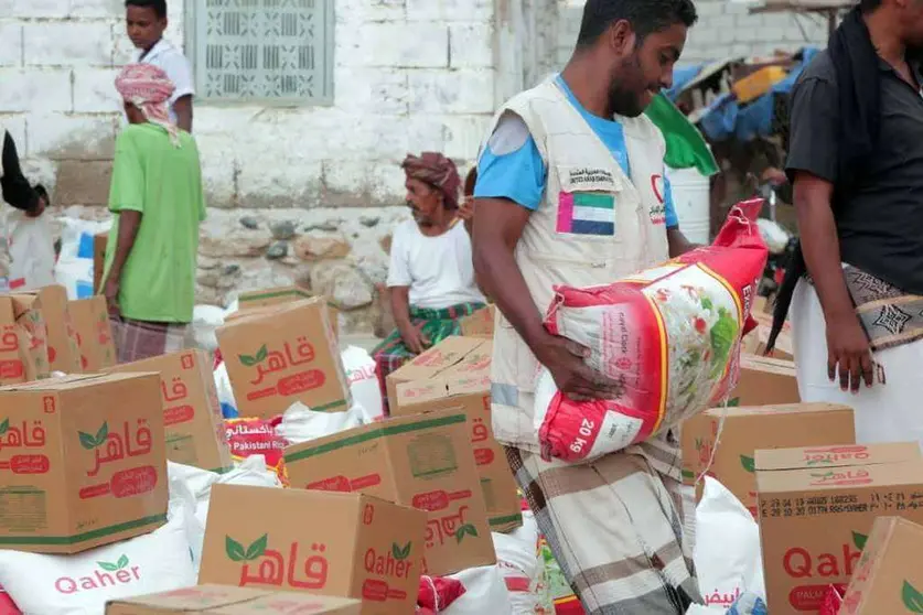 Entrega de ayuda alimentaria en Hadramaut. (WAM)