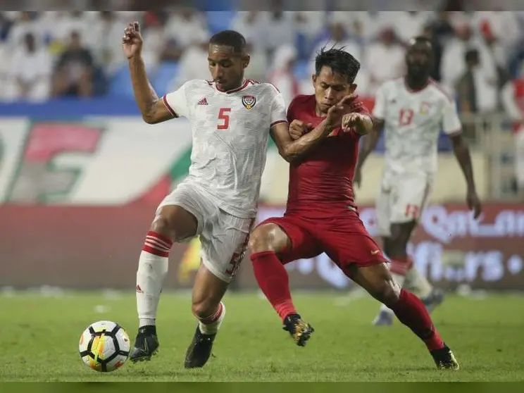 Un momento del encuentro entre las selecciones de fútbol de EAU e Indonesia.