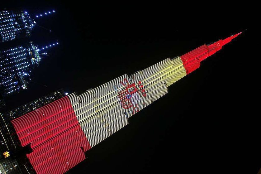 Impresionante imagen del Burj Khalifa iluminado con la bandera de España este 12 de Octubre. (EL CORREO)