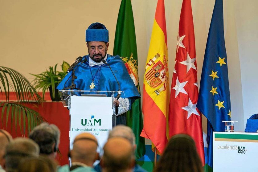 El jeque Sultán bin Muhammad Al Qasimi, durante su discurso tras recibir el doctorado 'honoris causa' de la prestigiosa Universidad Autónoma de Madrid (UAM). (WAM)
