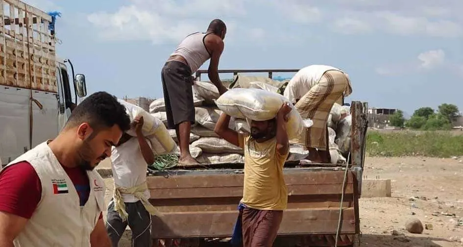 Ayuda alimentaria para desplazados en Adén. (WAM)