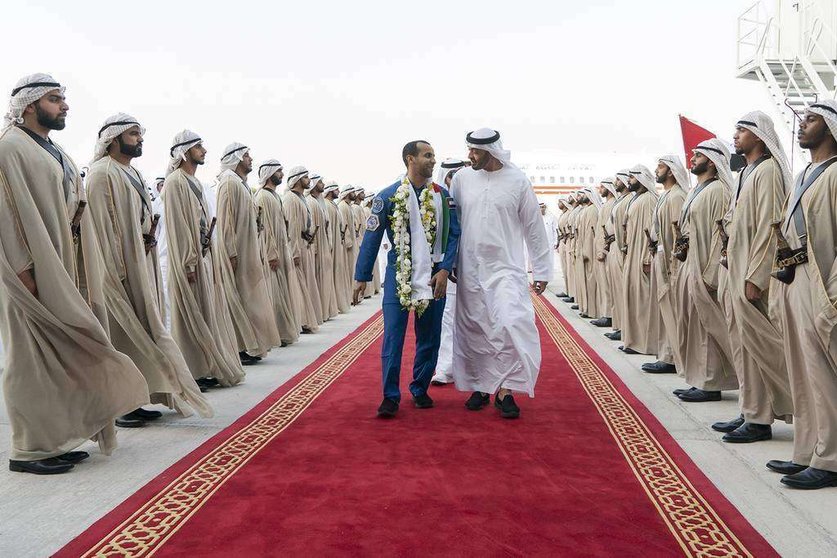 Mohamed bin Zayed Al Nahyan recibe a Hazza al Mansoori. (WAM)