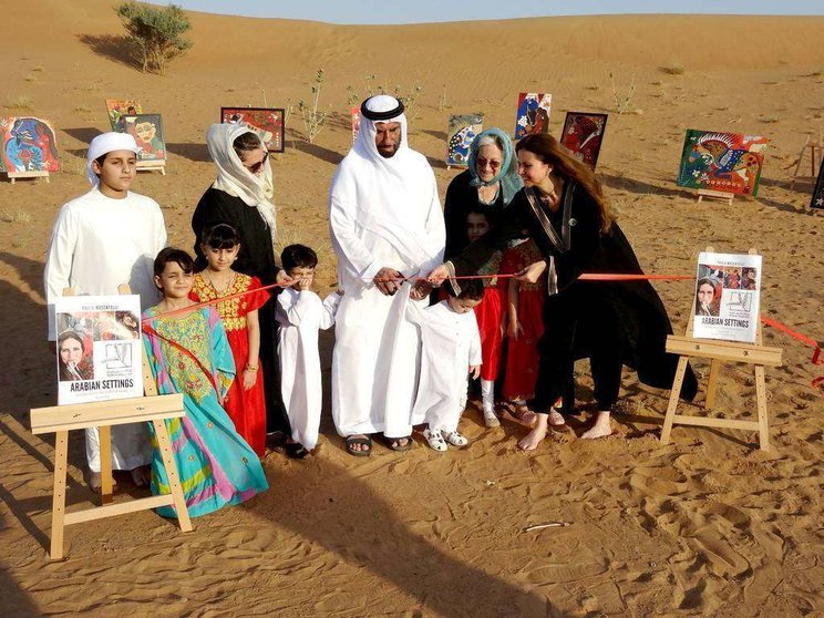 El jeque Sultan bin Ali Al Khateri, de la tribu Khawater, en el momento de inaugurar la exposición junto a la pintora Paola Moscatelli -primera por la derecha-. (EL CORREO)