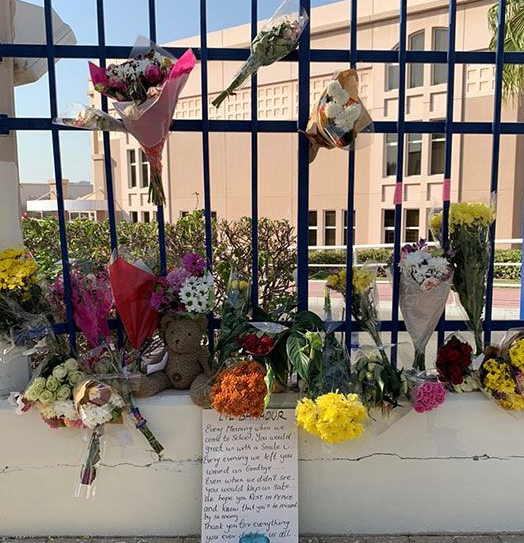 Un pequeño memorial en la puerta de la escuela recuerda al trabajador.