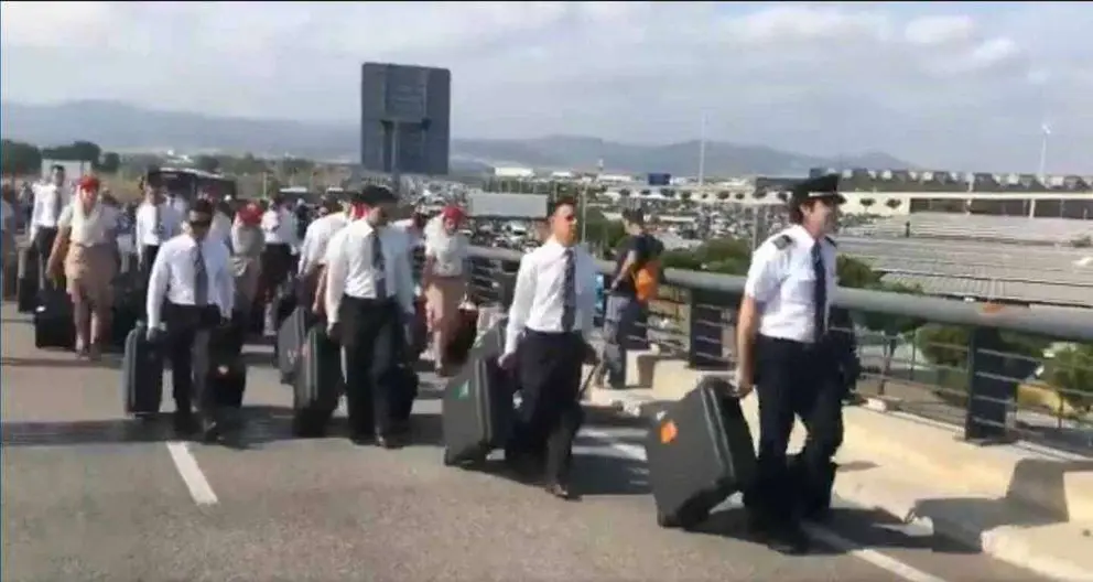 La tripulación del vuelo de Emirates Dubai-Barcelona de este lunes.