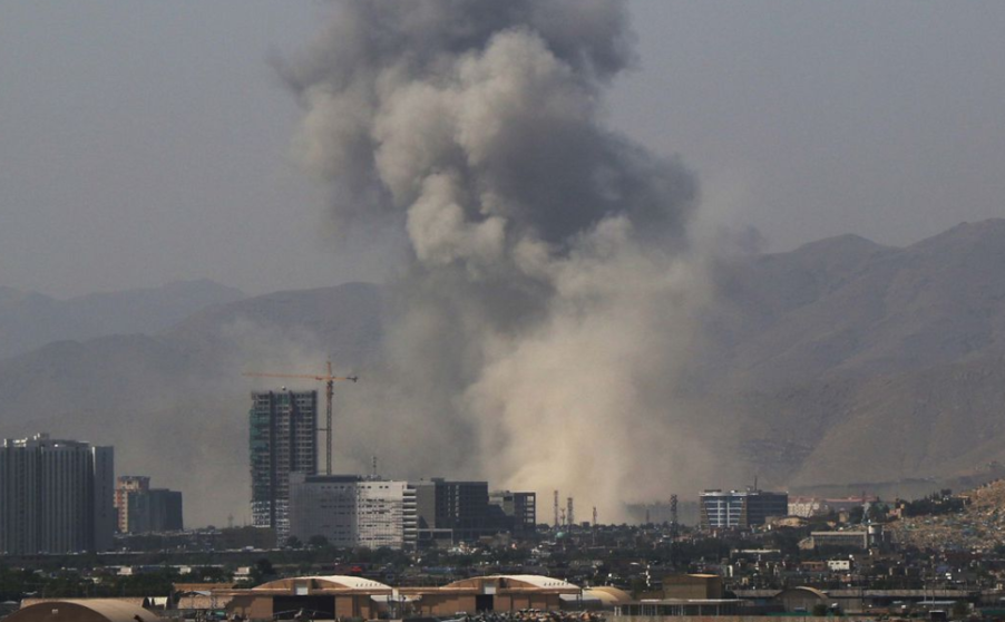 Al menos 62 personas murieron tras un ataque a una mezquita en Afganistán.