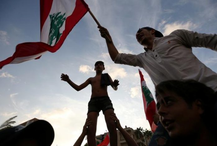 En la imagen de Reuters, manifestaciones en Beirut.