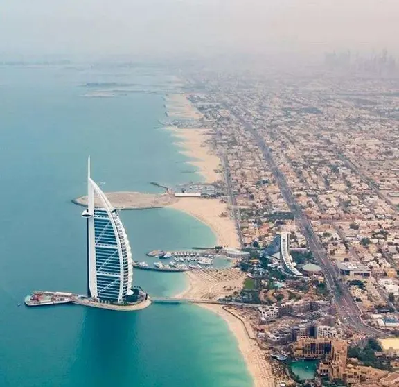 Vista de la playa de Jumeirah con el hotel Burj Al Arab.