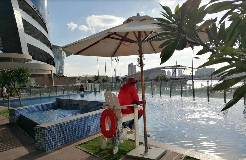 Una piscina de un hotel en Abu Dhabi. (EL CORREO)