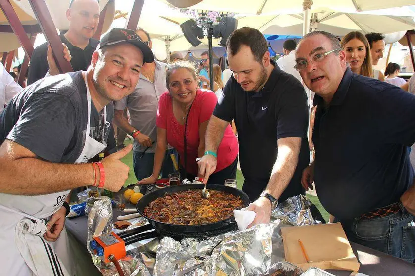 José Francisco Fernández, brillante ganador del III Concurso Internacional de Paellas del Seville's en Dubai, en el momento que el jurado evalúa su gran creación. (EL CORREO)