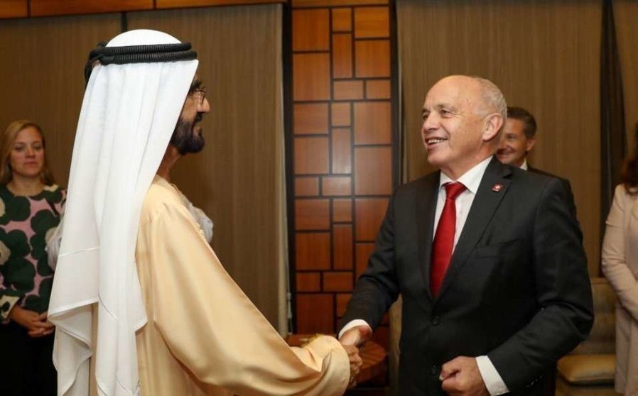 El gobernante de Dubai saluda al presidente de Suiza, Ueli Maurer. (Dubai Media Office)