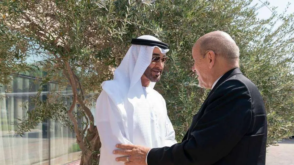 El jeque Mohamed bin Zayed y Jean-Yves Le Drian se encuentraron en Abu Dhabi este lunes.