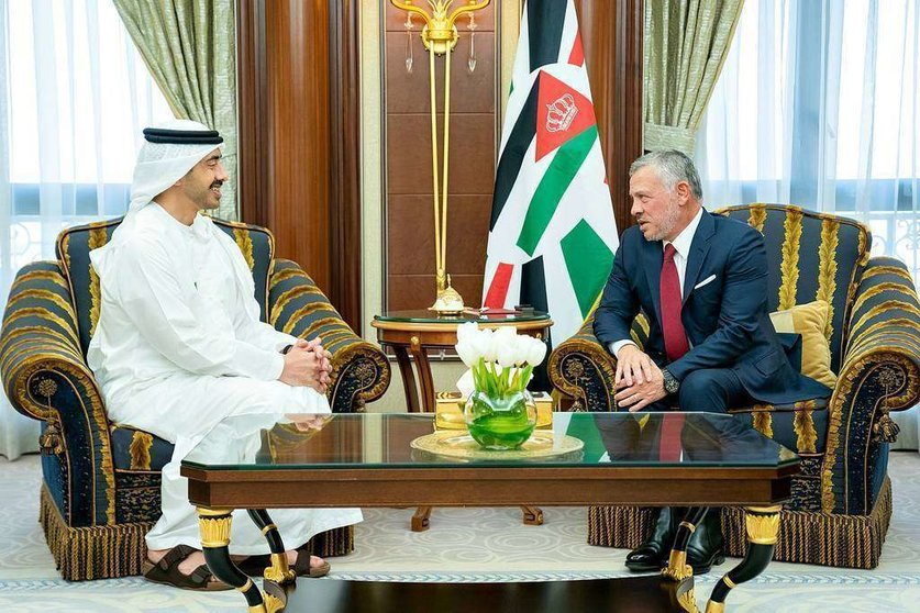 Encuentro en Riad del Rey de Jordania -derecha- con el ministro de Relaciones Exteriores de Emiratos Árabes. (WAM)