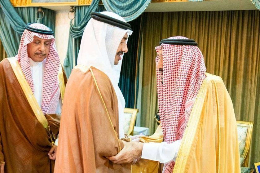 El rey Salman saluda al jeque Abdullah bin Zayed, ministro de Asuntos Exteriores y Cooperación Internacional de EAU, en la capital de Arabia Saudita. (WAM)