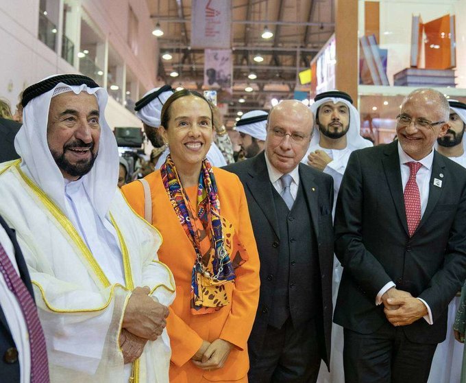El jeque Sultan bin Muhammad Al Qasimi, gobernante de Sharjah -primero por la izquierda-, junto a Francisca E. Méndez, embajadora mexicana en EAU, durante la inauguración de la muestra. (WAM)
