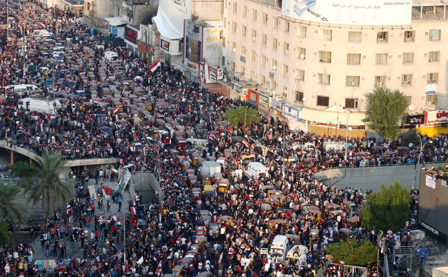 Manifestantes participan en protestas antigubernamentales en Bagdad, Irak, 30 de octubre de 2019. (REUTERS)