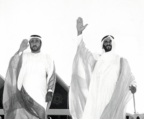 El jeque Khalifa junto a su padre el jeque Zayed. (AL ITTIHAD)