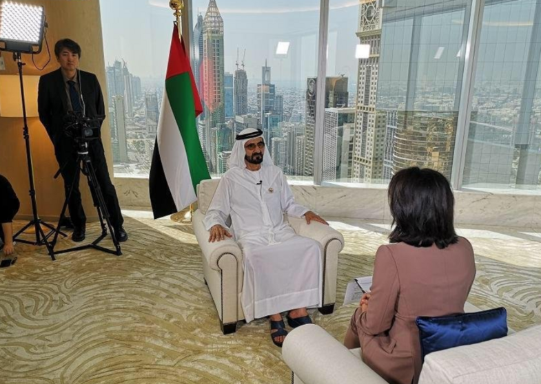 El jeque Mohammed durante la entrevista para la televisión china.