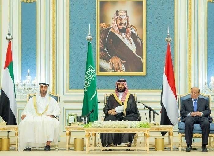 El príncipe heredero de Abu Dhabi, el príncipe heredero de Arabia Saudita Mohammed bin Salman (Centro) y el presidente de Yemen durante la firma de un acuerdo negociado entre el Gobierno de Yemen y separatistas del sur. (SPA) 
