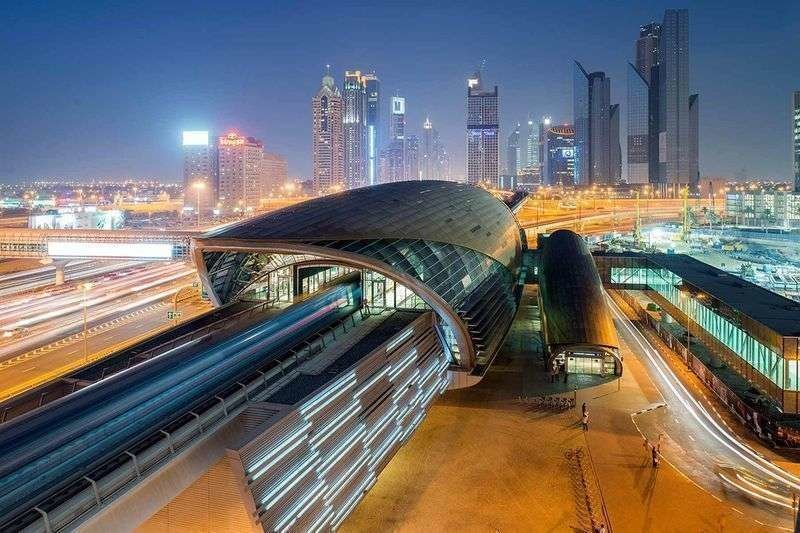 Una imagen de una estación del Metro de Dubai.