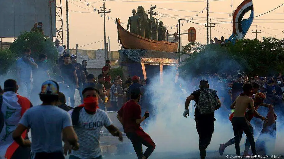 En la imagen de AP, protestas en las calles de Bagdad.