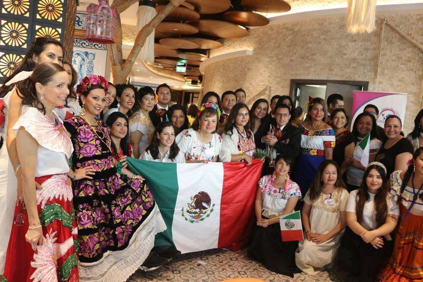 Las mexicanas lucieron vestidos autóctonos de diferentes regiones de su país. (EL CORREO)