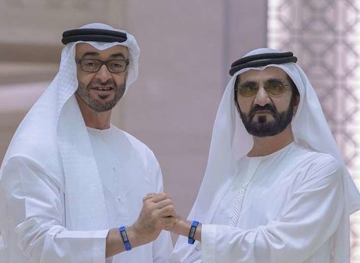 El gobernante de Dubai y el príncipe heredero de Abu Dhabi durante el acto de este domingo.