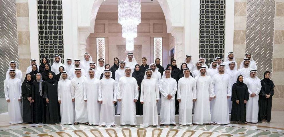 Los líderes de EAU junto a los graduados emiratíes.