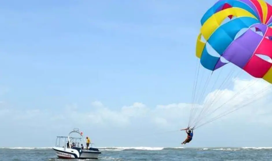 Una imagen de un parapente desde un barco.