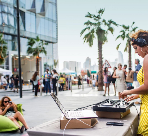 Música ambientara diferentes eventos. (www.instagram.com/dubaidesignweek/)